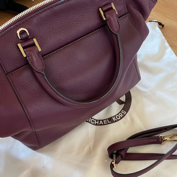 Michael Kors Riley Large Pebbled-Leather
Satchel w/ convertible crossbody strap - Picture 2 of 6